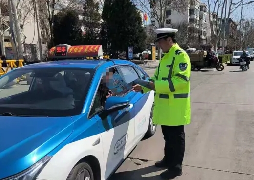 临汾公安交警支队开展三个“十小事”“社会信用体系建设”暨交通安全宣传教育活动