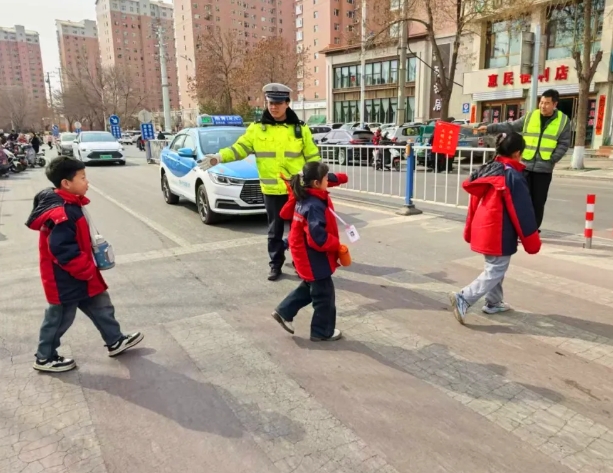 安全驾驶 文明出行！忻州原平公安交警持续开展道路交通秩序整治行动
