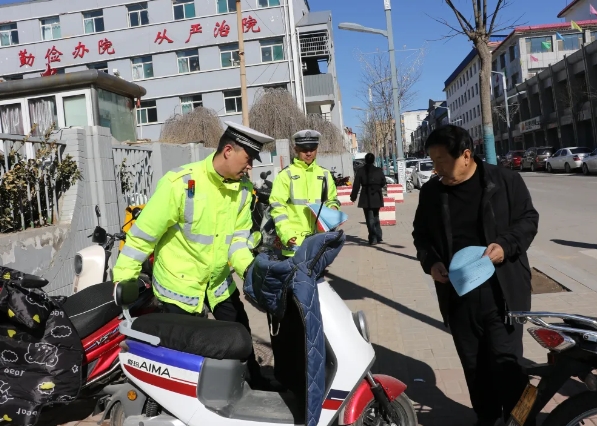 吕梁交口：交警携手多部门融合发力 重拳整治乱停乱放