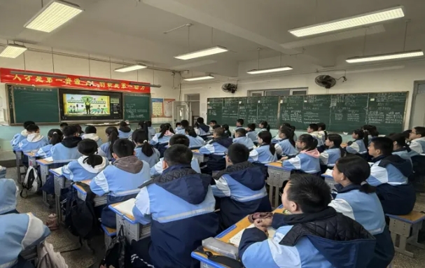 “知危险会避险”交通安全教育课拍了拍您......