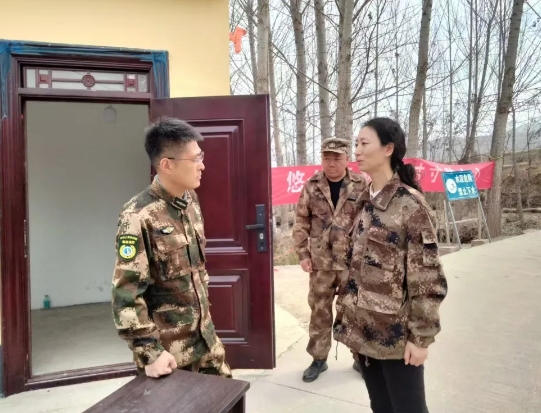 长治襄垣县人民检察院党组书记、代检察长程佳督导检查森林防火工作