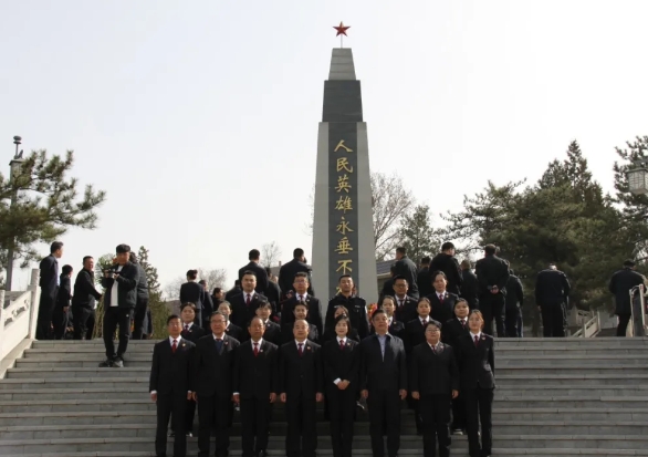 忻州河曲县检察院开展清明节烈士陵园祭扫活动