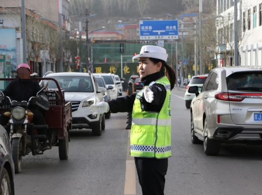 吕梁交口交警：“陪”你上学   “护”你平安