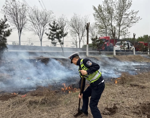 火线驰援！吕梁汾阳交警覆土泼水速控地头火情