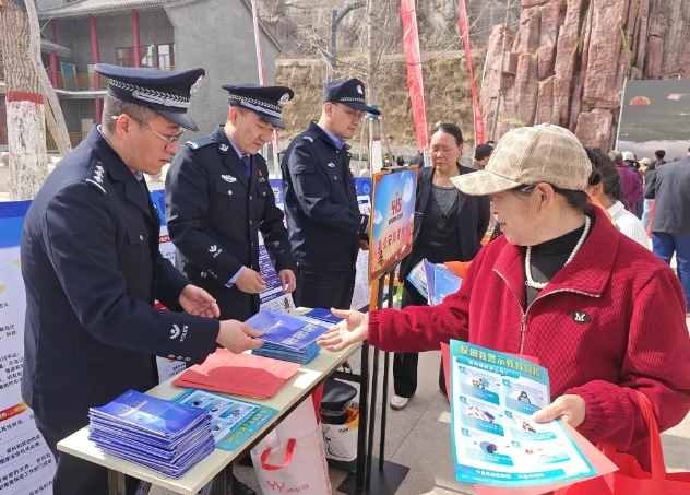 吕梁兴县公安局多形式开展宣传活动