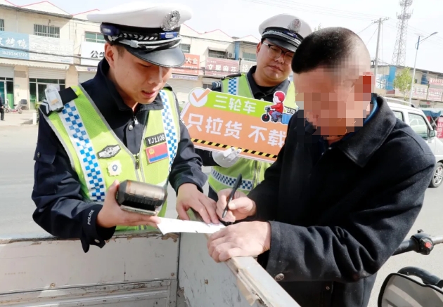 运城盐湖公安交警开展农用车载人专项整治行动
