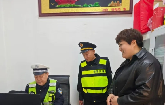 临汾安泽县公安局交警大队会同当地交通运输部门深入辖区货运企业开展交通安全检查