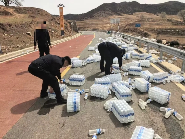 太原娄烦：车辆侧翻遇险情  民警救援显真情