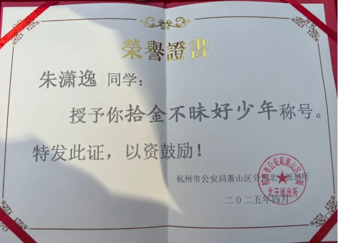 杭州这俩娃被警察找到学校去了！小家伙假装严肃，实际嘴角都压不住了…
