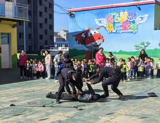 吕梁柳林公安 以“演”筑防 护“幼”成长