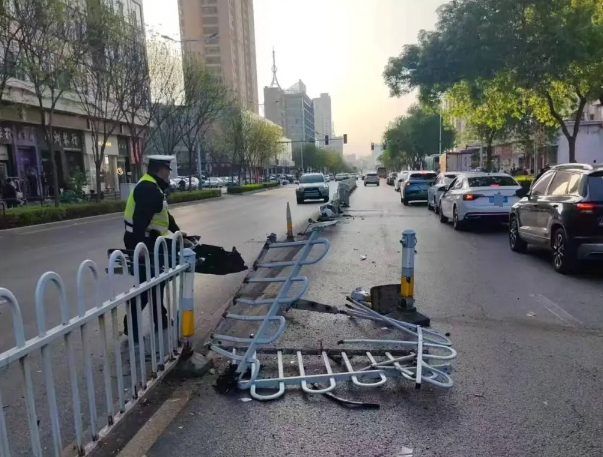 撞坏护栏一跑了之  肇事逃逸严惩不贷