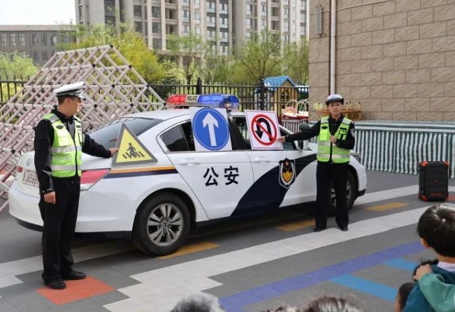 吕梁孝义公安交警 “趣” 课堂：幼儿园里播撒交通安全种子