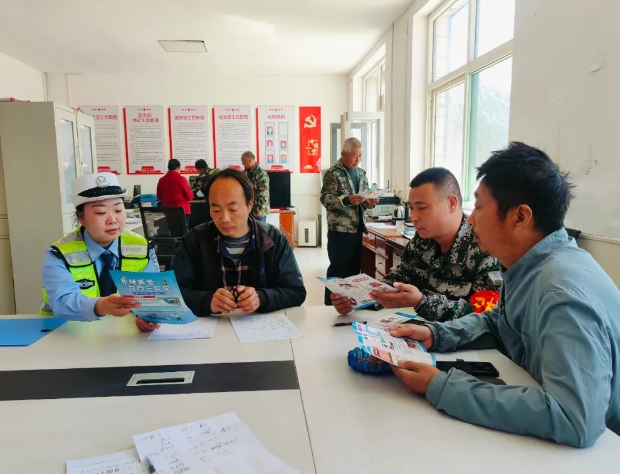 临汾安泽：交警下乡“送安全” 守护乡村平安路