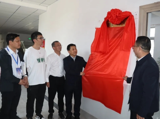 吕梁市教育局局长赵雪宏莅临吕梁市第一中学为张沛远博士工作室揭牌
