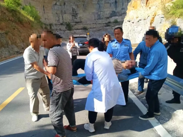 长治平顺：突发车祸  民警火速救援显担当