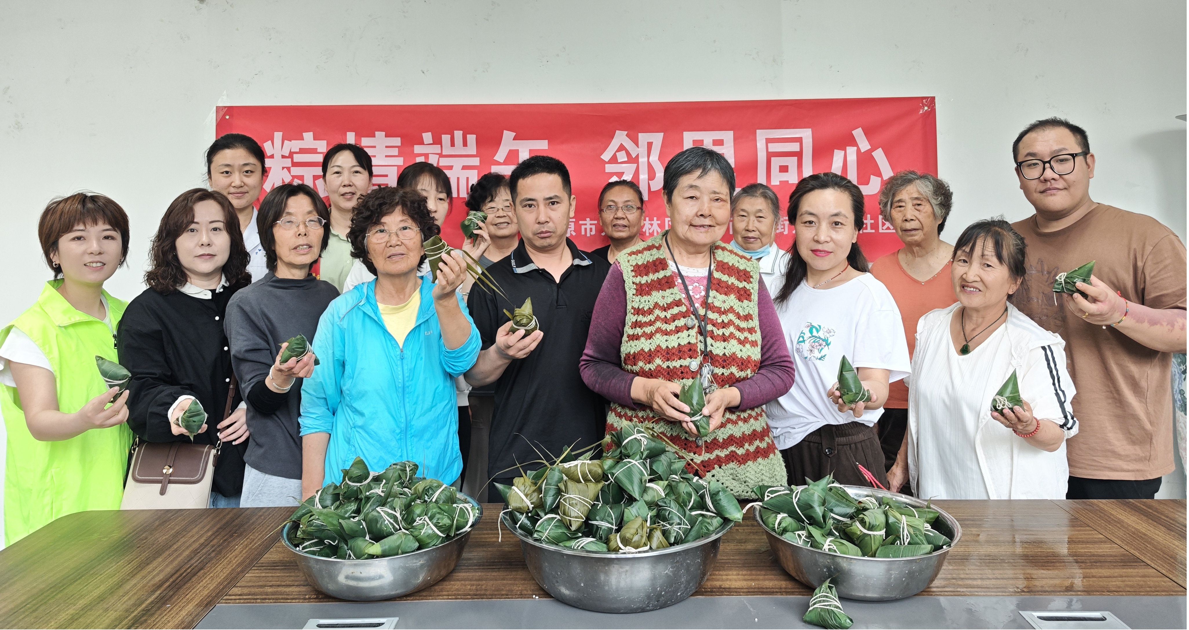 太原万柏林区长风西街街道：网格传粽香  共建邻里情