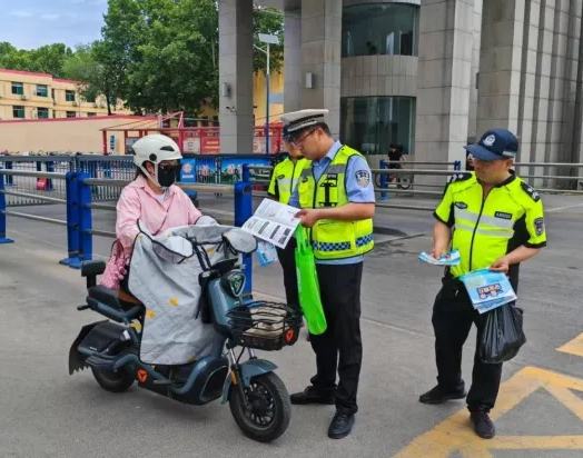 吕梁汾阳：警企联动筑防线 “一盔一带”护平安