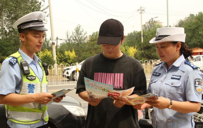 长治壶关交警：巧借“中考”送安全        