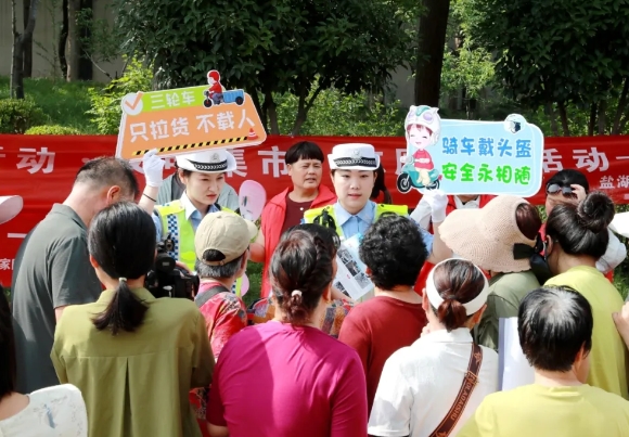 运城盐湖公安交警:文明交通实践进公园普法教育氛围浓