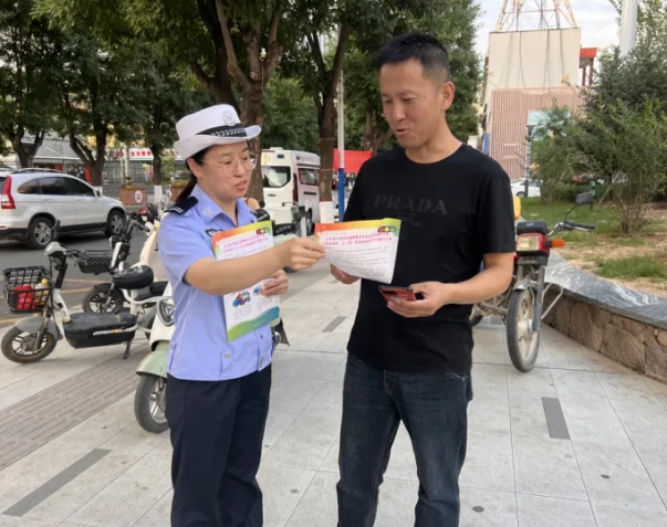 临汾公安交警开展夏季交通安全宣传活动