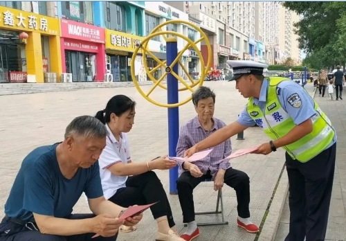 吕梁交城交警：交通安全进小区  宣传教育零距离