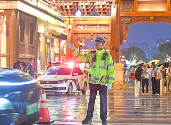 游客夜游古城，大同交警成“最忙气氛组”