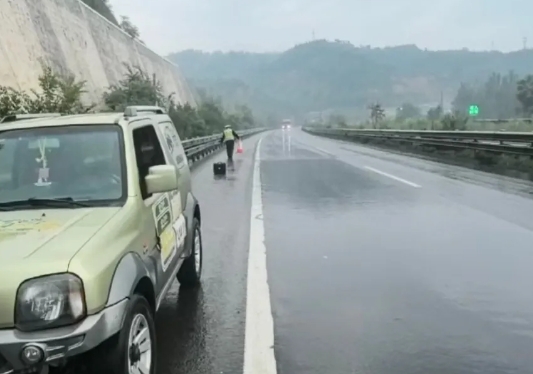 雨中“警”色，民警化身“修理工”快速换胎解民忧
