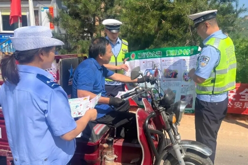 核桃摊旁的“安全课” ——吕梁汾阳交警开展农用车违法载人交通安全主题宣传