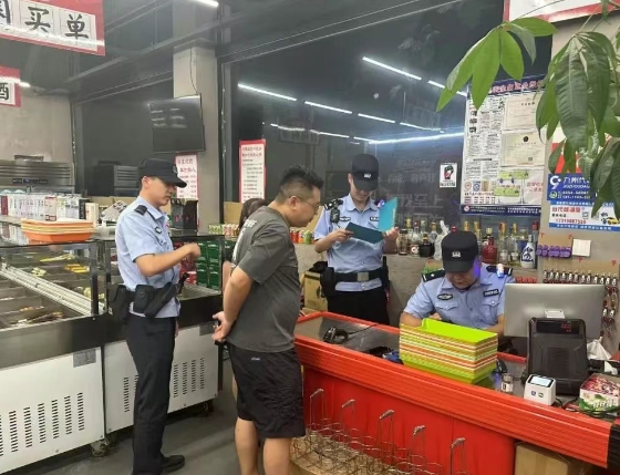 守护人间烟火气 ——晋中灵石县翠峰派出所夜市巡逻护平安