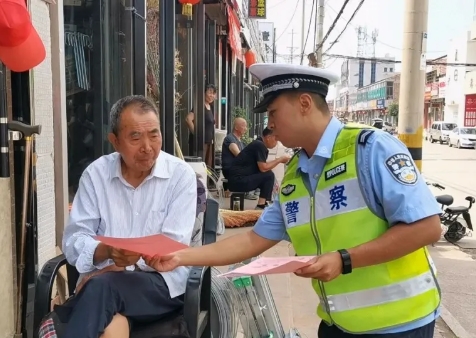 吕梁交城公安交警走进梁家庄村开展“美丽乡村行”交通安全巡回宣传活动