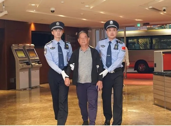 梁锦文回国投案