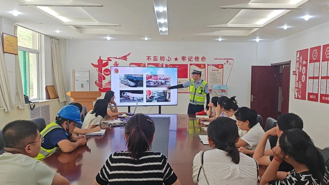 吕梁石楼交警：警企联动讲安全  共筑平安新篇章