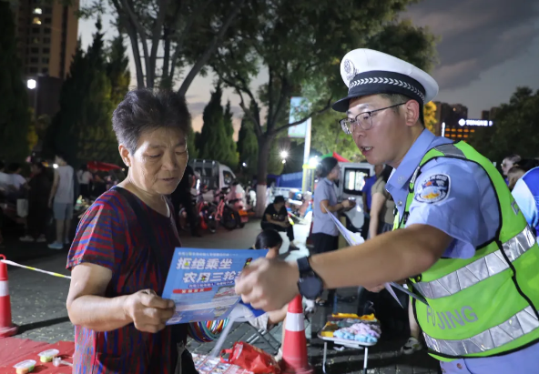 临汾公安交警：文艺舞台“牵手”交通安全宣传 夜幕中守护畅行路