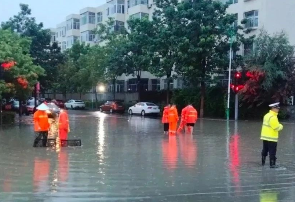 忻州交警暴雨中坚守  筑牢城市道路安全防线