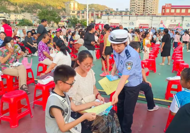 寓教于乐！临汾公安交警走进辖区广场晚会开展交通安全宣传教育活动