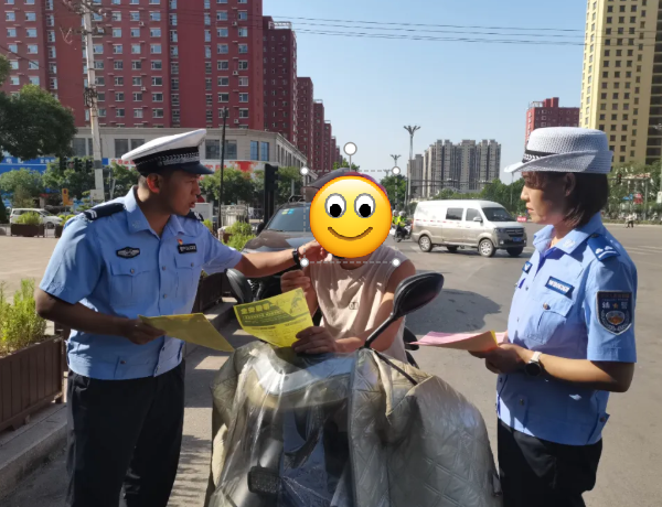 吕梁交城交警街头巷尾开展“一盔一带”交通安全守护行动
