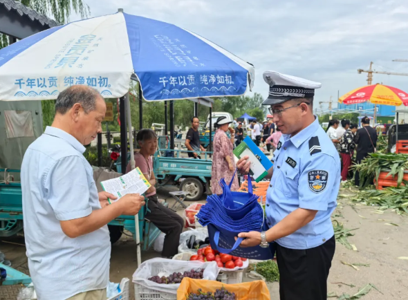 吕梁岚县交警宣传进早市 交通安全 “烟火气” 里入民心