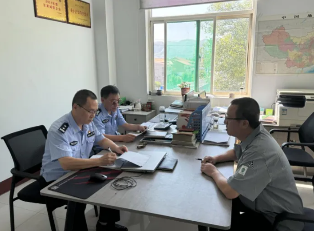 临汾公安交警走进辖区危货企业开展交通安全宣传暨安全检查活动，全力筑牢交通安全屏障