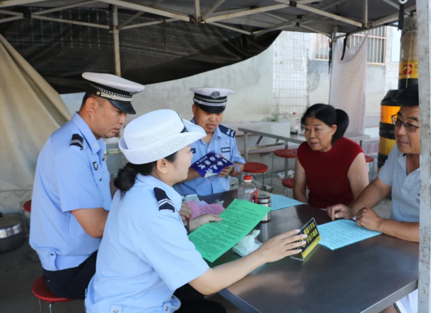 吕梁交口：交警小吃摊前宣交安  烟火气里讲安全