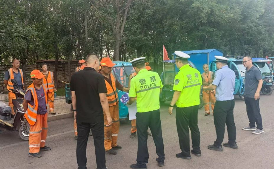 吕梁孝义公安交警为环卫工人点亮“交通安全灯”
