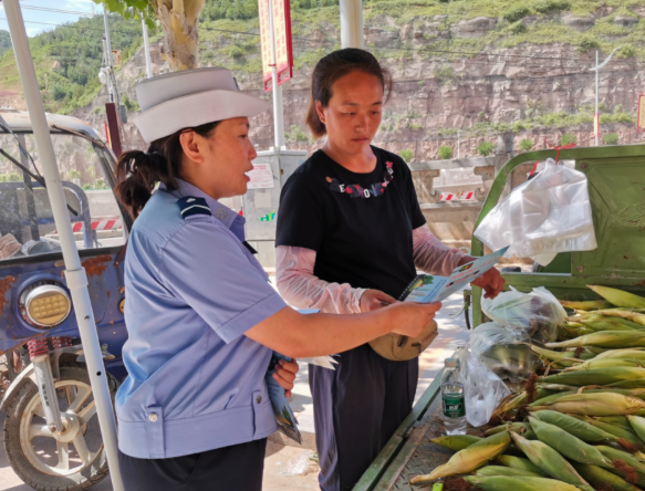 临汾公安交警走进集市开展交通安全宣传教育活动