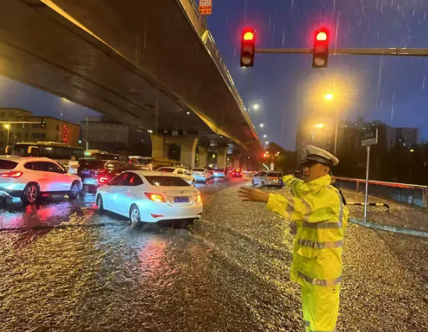 多地强降雨来袭 山西公安“汛”速出击护民安