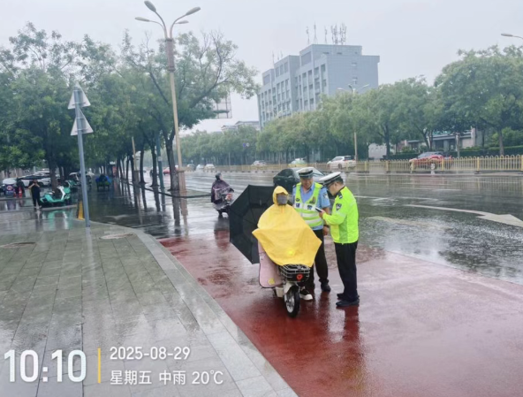 雨天“守路人” 平安“守护者”——临汾公安交警雨中执勤保畅通