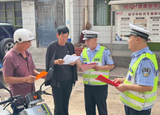 吕梁柳林交警进社区开展老年人交通安全宣传