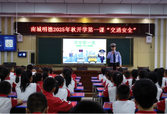 吕梁石楼交警：讲好“开学第一课”护航平安开学季