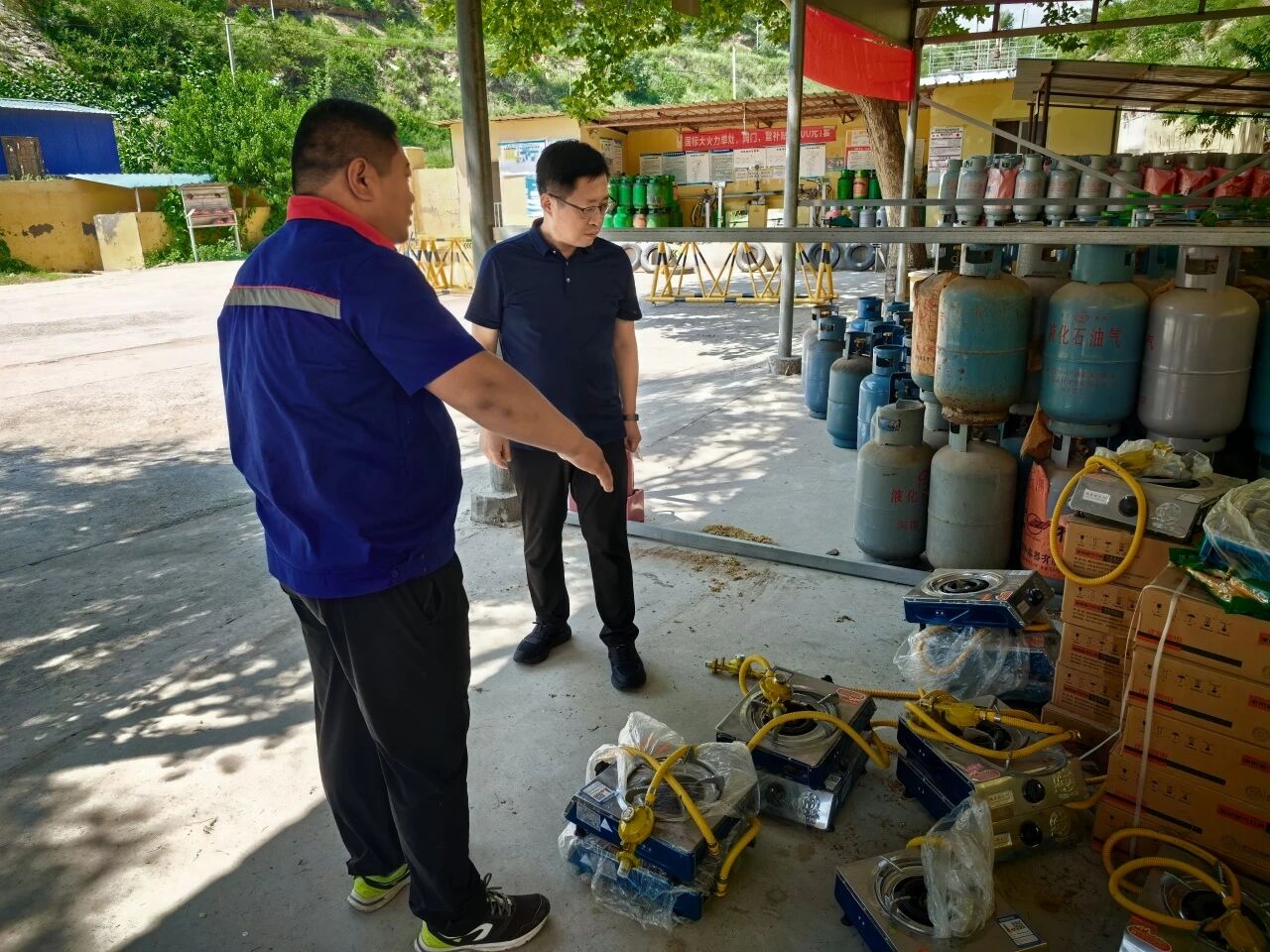 临汾安泽县人民检察院党组书记、检察长马辉东一行深入企业开展安全生产专项检查