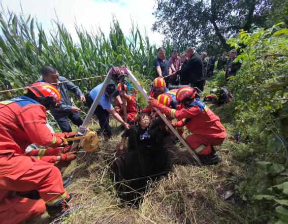 吕梁孝义：五旬女子坠入井坑  多方合力“警”急救援