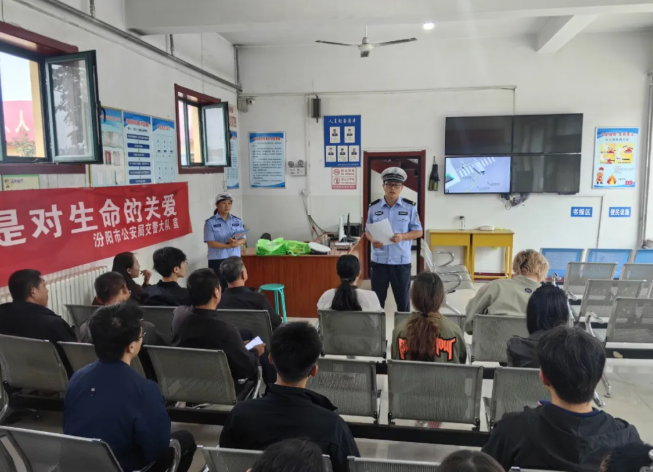 吕梁汾阳：交通安全从“起步”开始  安全提示贴进教练车