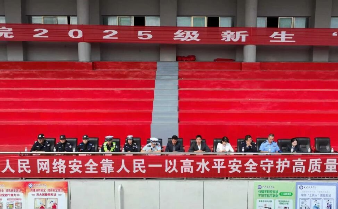 军训场上的 “特殊一课”！吕梁孝义交警手把手教新生守护出行安全