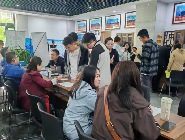 “职引未来”搭建就业金桥 ——吕梁市2025年高校毕业生秋季专场招聘会圆满落幕